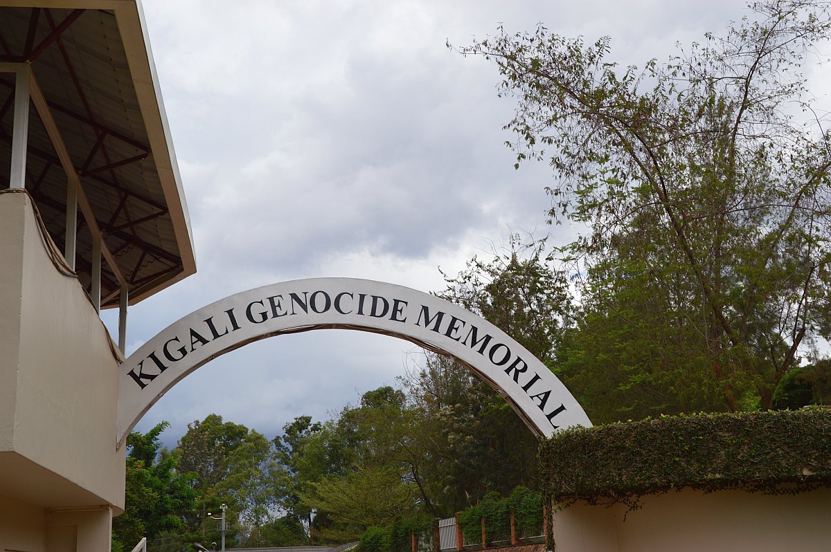 Torbogen im Eingangsbereich des Genozide Memorials in Kigali