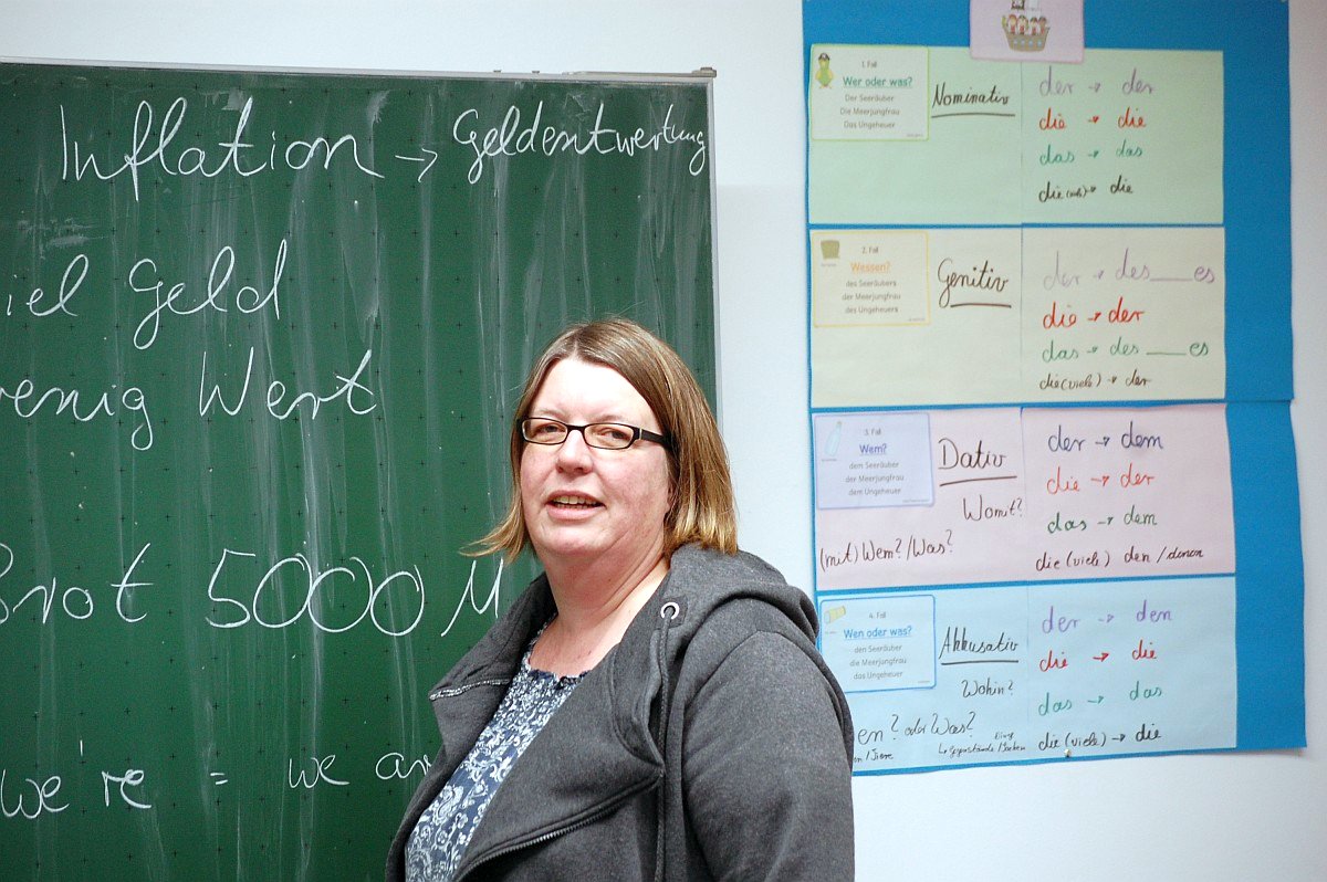 Deutschlehrerin Frau Gehrmann im Unterricht